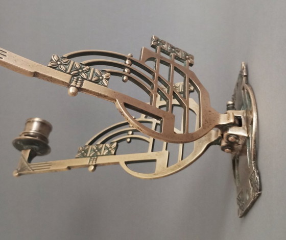 Image 1 of Geometrische messing kandelaar voor aan de muur in secessionistische/art nouveau-stijl, ca. 1900.