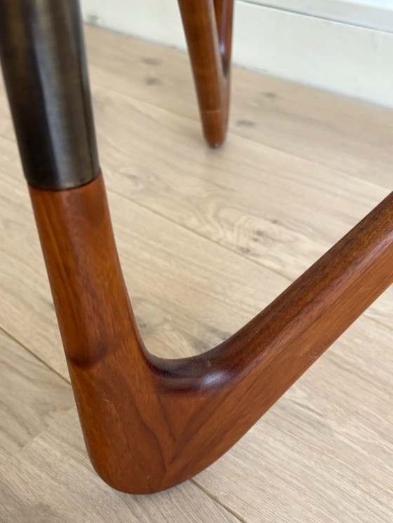 Image 1 of Tavolo rotondo in vetro e noce del Medioevo, California, anni 2000