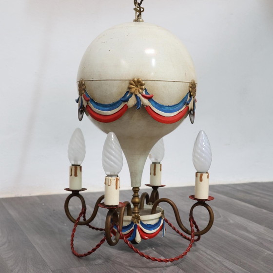 Image 1 of Lámpara de araña con globo aerostático de diseño francés Toleware, antigüedades modernas de los años 50