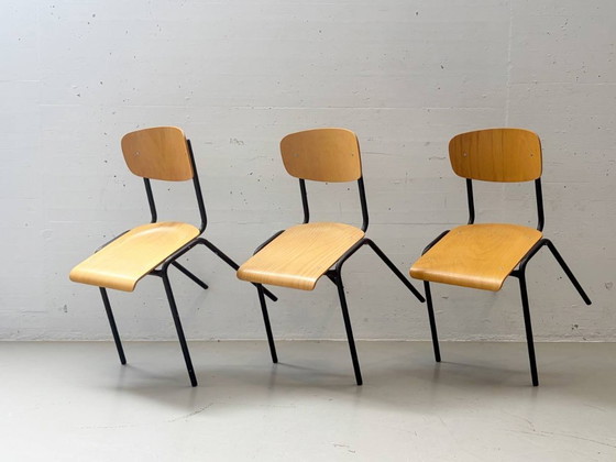 Image 1 of 6 stapelbare studiostoelen met zwart gelakt stalen frame, jaren 90