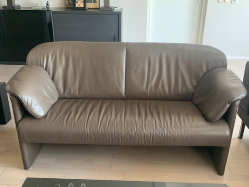 JORI Taupe Kleur Tweezitsbank In Zeer Goede Staat. Eventueel Bijpassende 2 ½ Zits Ook Te Koop. – 2 zitsbanken, Leather