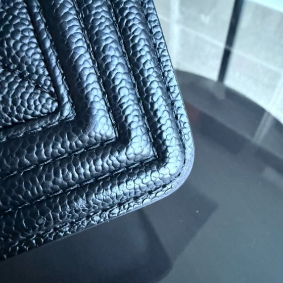 Image 1 of Chanel Boy Medium – Gestepptes, genarbtes Kalbsleder in Caviar-Optik, schwarze Ruthenium-silberne Beschläge, Serie 20