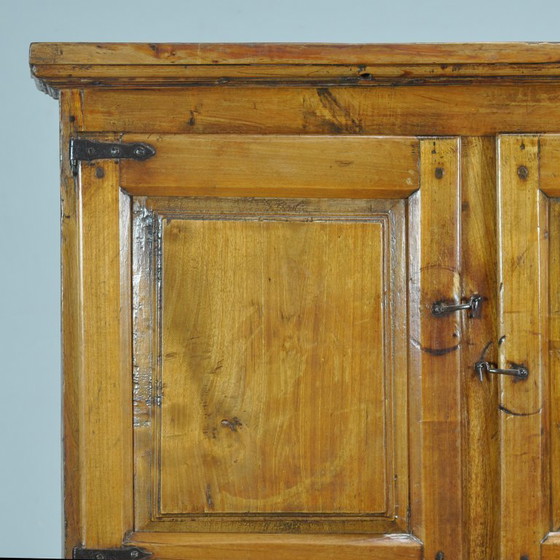 Image 1 of Cabinet en châtaignier espagnol, vers 1800