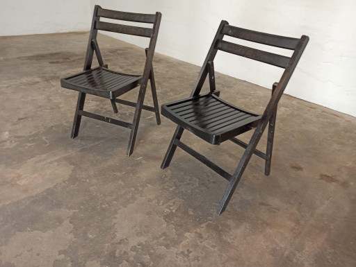 2 vintage zwarte houten klapstoelen