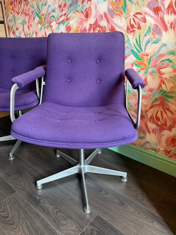 Image 1 of 2 chaises de salle à manger pivotantes Artifort vintage