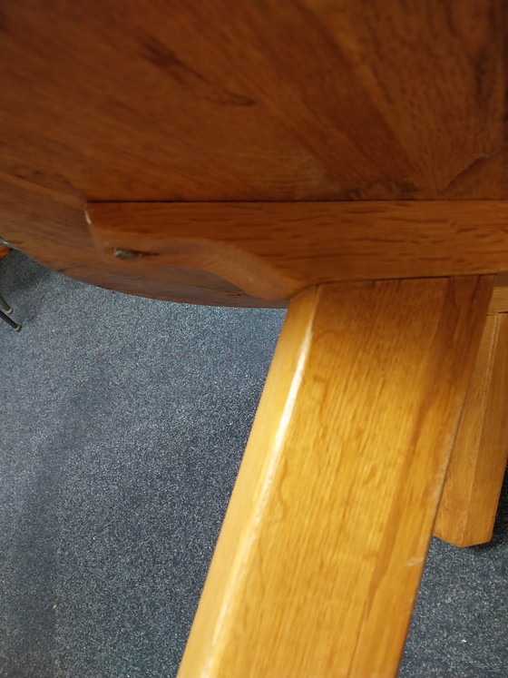 Image 1 of 1 großer Eichen-Couchtisch im Stil von Charlotte Perriand (1970er Jahre), 115 cm Durchmesser