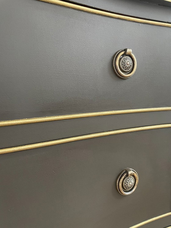 Image 1 of Comò vintage Serpentine con dettagli dorati dipinti a mano