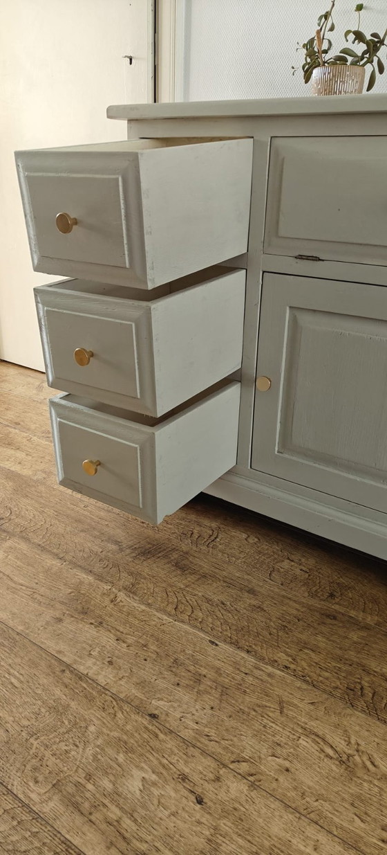 Image 1 of Landelijk kastje / dressoir – beige met messing knoppen