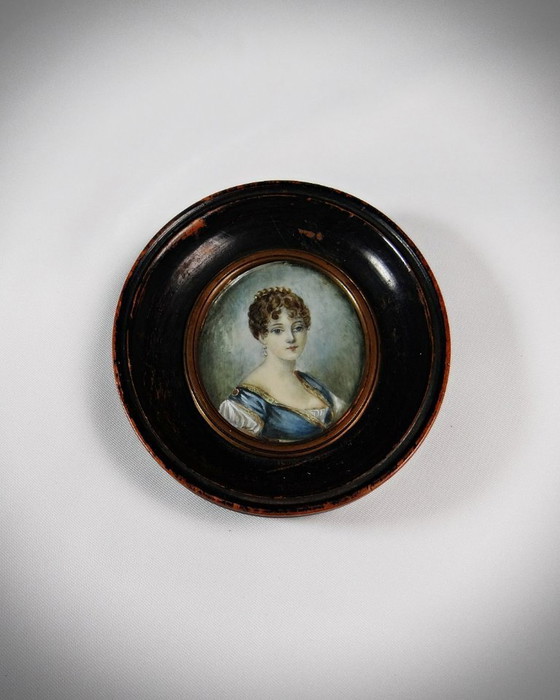 Image 1 of Tondo retrato en miniatura de una mujer de estilo Imperio pintado a mano al gouache siglo XIX
