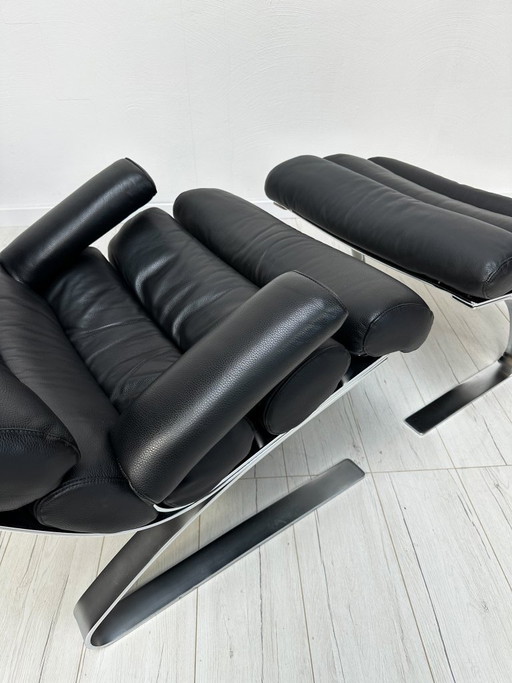 COR Sinus loungestoel en poef in zwart leer van Reinhold Adolf & Hans-Jürgen Schröpfer – Designicoon uit de jaren 70
