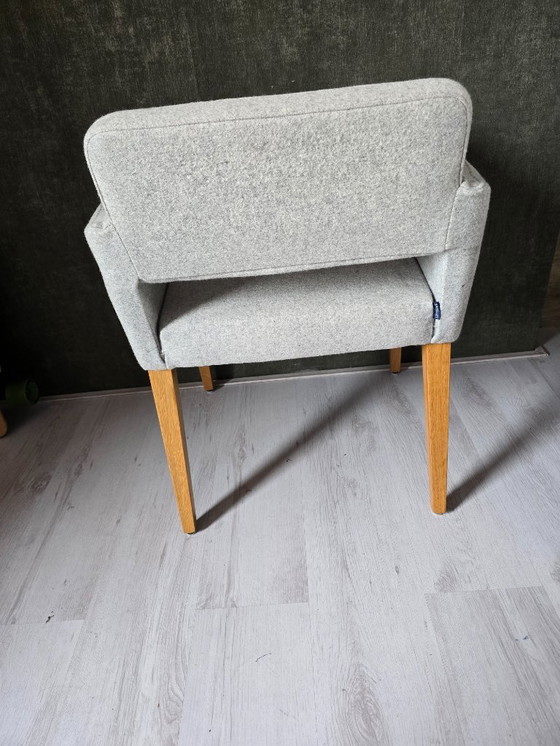 Image 1 of 5x Sateliet eetkamerstoel met armleuning – wit creme / houten poten