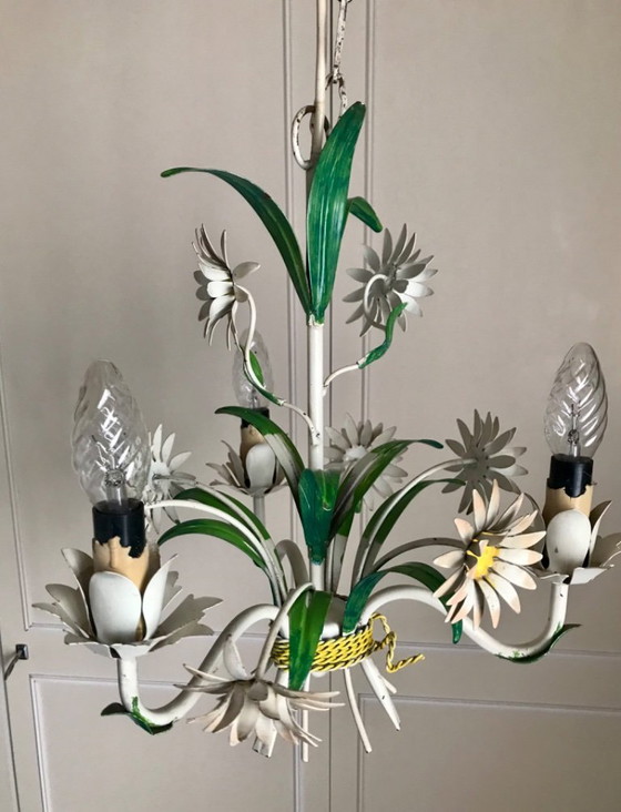 Image 1 of romantico lampadario anni '50 smaltato con bouquet di margherite