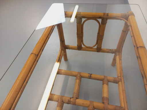 Tavolino da caffè vintage in vetro trasparente e rattan degli anni '70