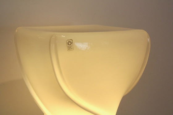 Lampada da tavolo Leucos fatta a mano, edizione limitata in vetro opalescente bianco, Lampade da tavolo (foto 7 di 11)