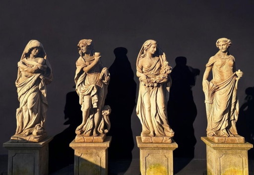 Statues Italiennes en Pierre Représentant les Quatre Saisons – beeldhouwkunst, Stone
