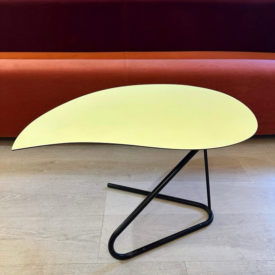 Mesa de centro modernista de forma libre, 1950, Mesas auxiliares, Metal, Amarillo (foto 3 de 6)