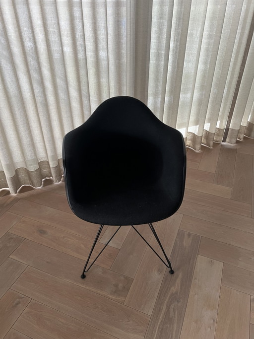 6x Vitra Eames Chairs