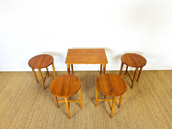 Image 1 of Set van 5 vintage Scandinavische bijzettafels van teakhout, uit 1960.