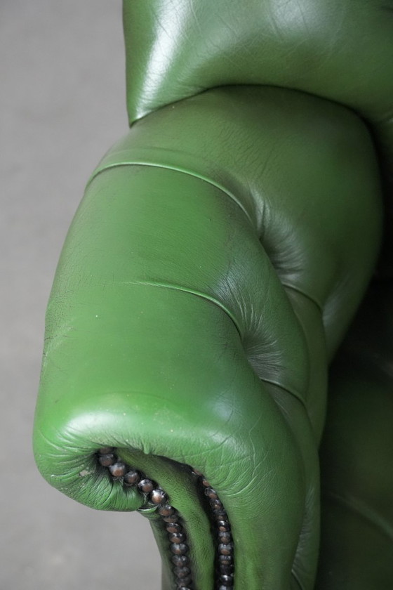 Image 1 of Grand fauteuil de bureau Chesterfield en cuir de vachette vert de style anglais, sur roulettes et à dossier haut.