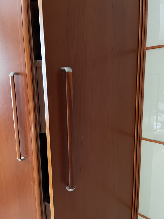 Image 1 of Armadio angolare per la biancheria in legno di ciliegio