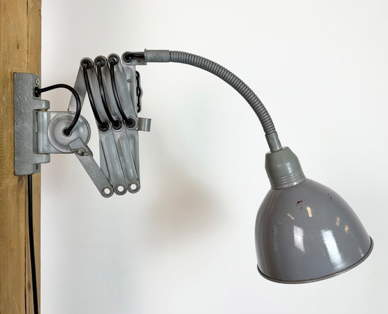Image 1 of Grijze industriële wandlamp met flexibele arm van Elektroinstala, jaren 60.