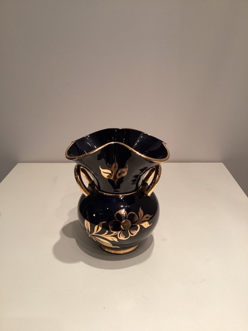 Diese wunderschöne kobaltblaue Vase wurde vom italienischen Hersteller M.I.C.A. gefertigt.