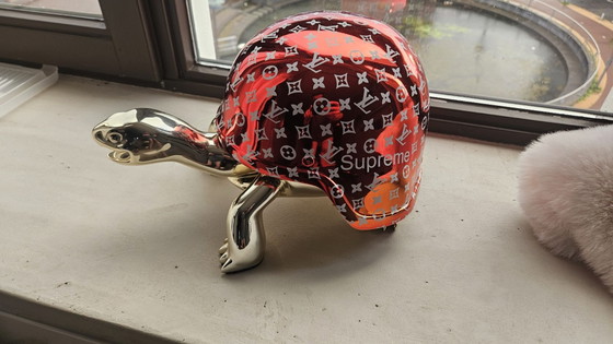 PEACE LOVE TURTLE III gold - RED FASHION DESIRE – Van Apple, Sculpture, Plastic (photo 2 of 5)