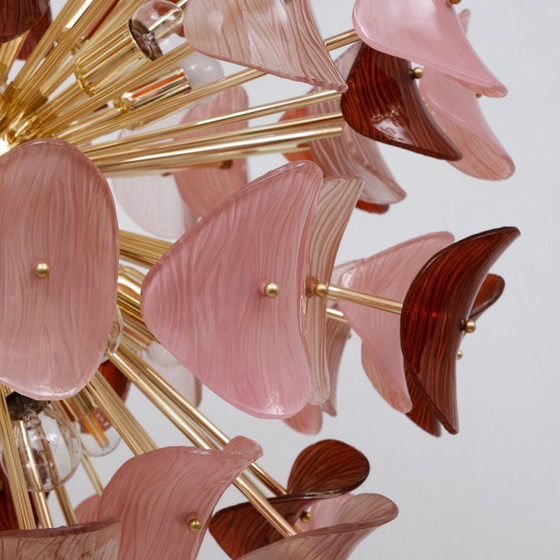 Image 1 of Italiaanse Sputnik-kroonluchter in roze en robijnrood Murano-glas en messing