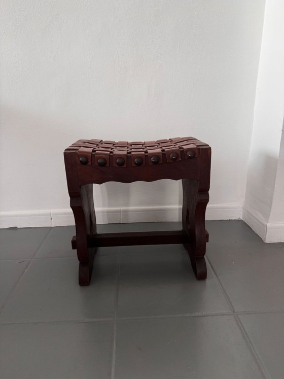 Image 1 of Tabouret espagnol à assise en cuir tressé, piètement à tréteaux et motifs ajourés