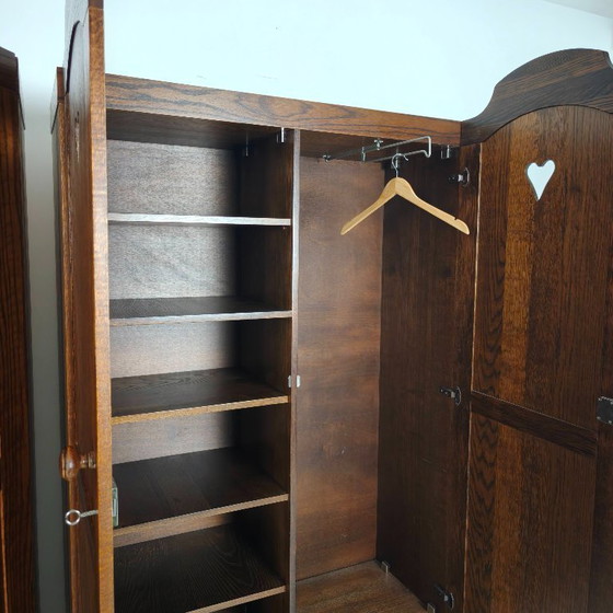 Ein Paar belgische Eichenschränke mit Herzmotiv, 20. Jahrhundert – Kleiderschränke, Wood (photo 6 of 15)