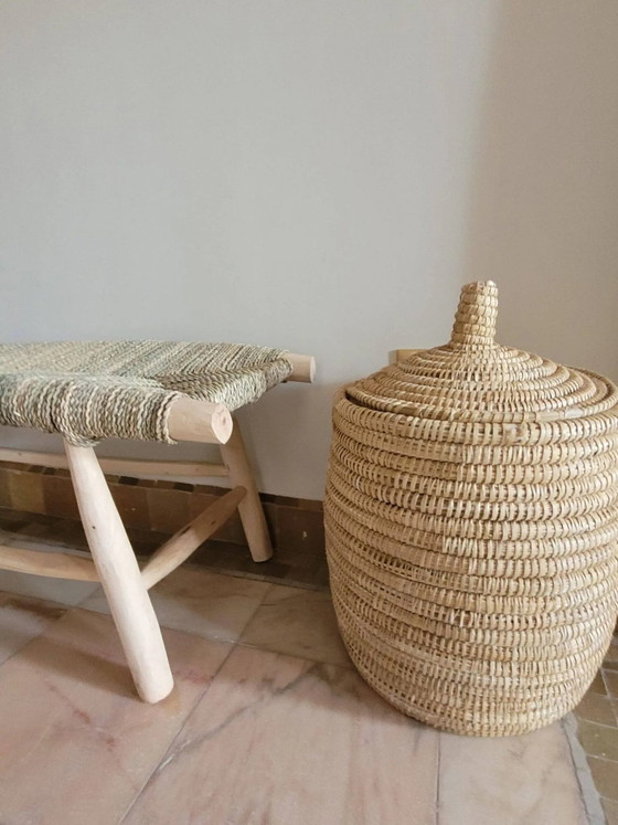 Bankje van eucalyptushout en gevlochten doum. (photo 5 of 6)