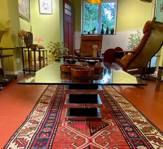 Vintage salontafel uit de jaren 70, verchroomd en zwart gelakt, met meerdere niveaus en een glazen blad. (photo 6 of 6)