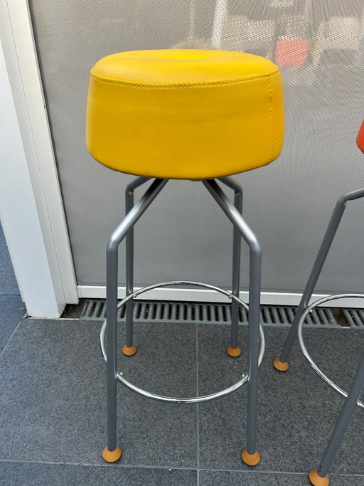 3 taburetes de bar estilo Memphis. – barkrukken, Leather (photo 2 of 13)