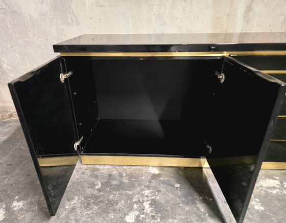 Jean-Claude Mahey per Maison Romeo Paris — Credenza in lacca nera e ottone, anni '70 – Credenze alte, Wood (photo 13 of 14)