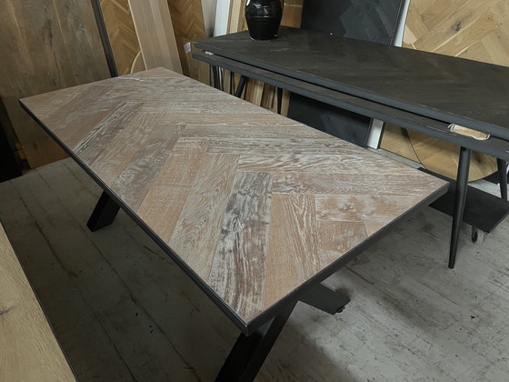 Image 1 of Table de salle à manger en chêne ancien à chevrons