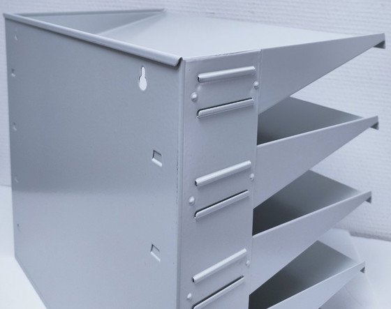 Image 1 of Estantería de pared de metal lacado de diseño