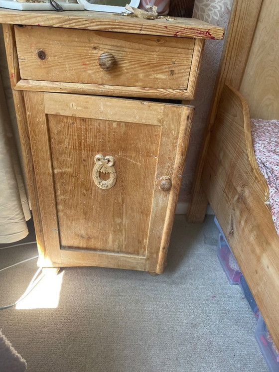 Image 1 of 2 bedden hout met twee nachtkastjes. Jugendstil style