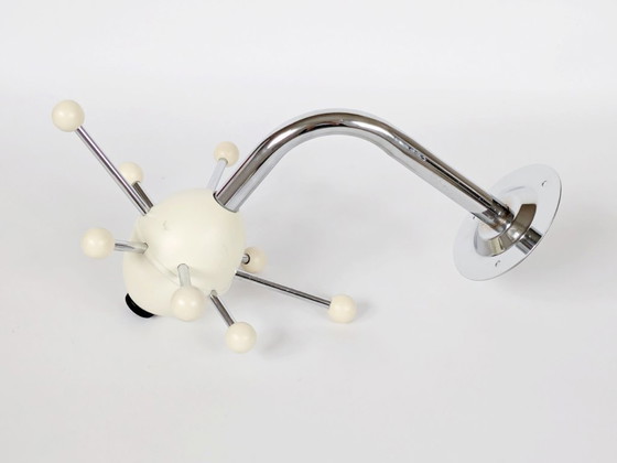 Image 1 of Porte-manteau vintage Spoutnik de l'ère spatiale, patère murale atomique en plastique chromé et crème, années 1970