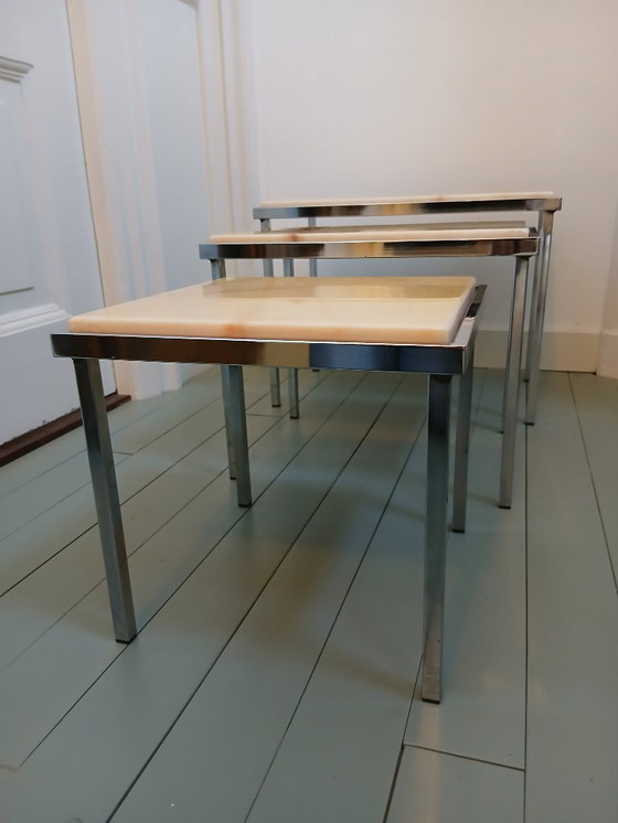 Image 1 of Minijuego de tres piezas de mediados de siglo: tapa de mármol y base cromada.