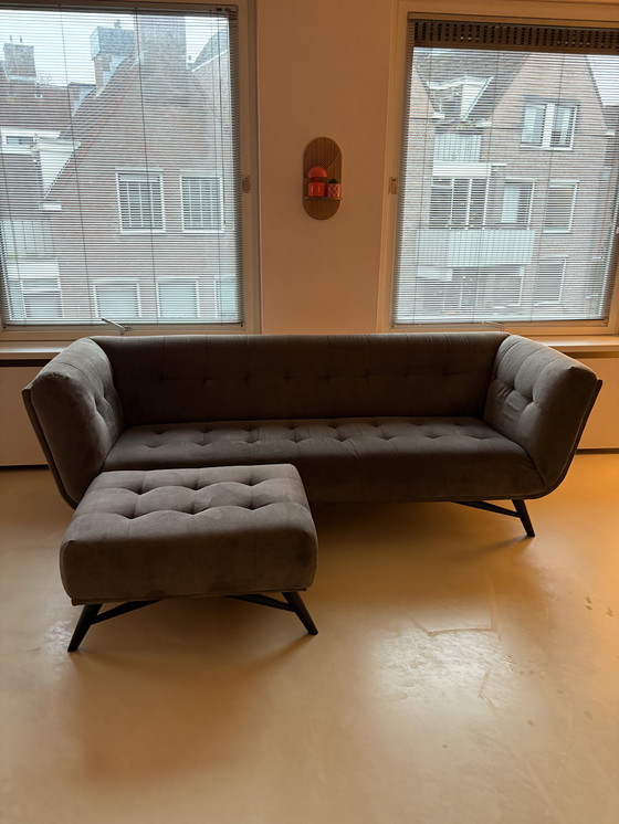 Image 1 of Wunderschönes 3-Sitzer-Sofa und passender Hocker aus Samt von Wulf Wonen
