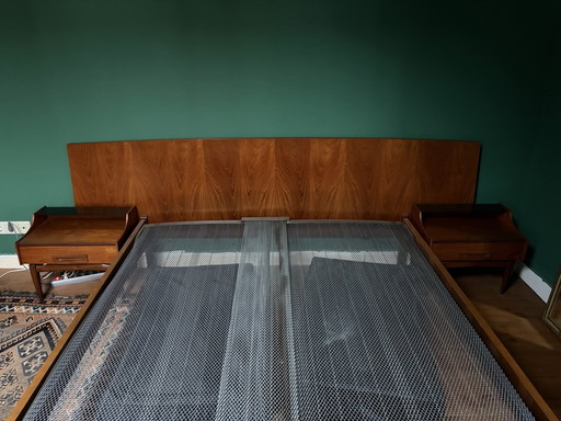 Cama vintage de madera de 150x200 con mesitas de noche