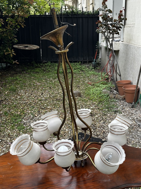 Image 1 of Lampadario vintage anni '50 a 8 bracci in ottone e vetro satinato bianco e oro.