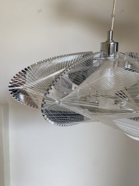 Image 1 of Lampada a sospensione geometrica in nylon stile anni '50 e '60 con design futuristico e corda di nylon.