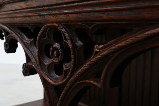 Image 1 of Rare grande armoire néogothique en chêne du début du 19e siècle, sculptée à la main