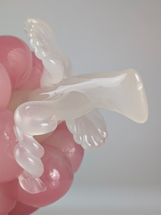 Image 1 of Sculpture en verre de Murano représentant une grappe de raisin, rose et blanc, milieu du XXe siècle