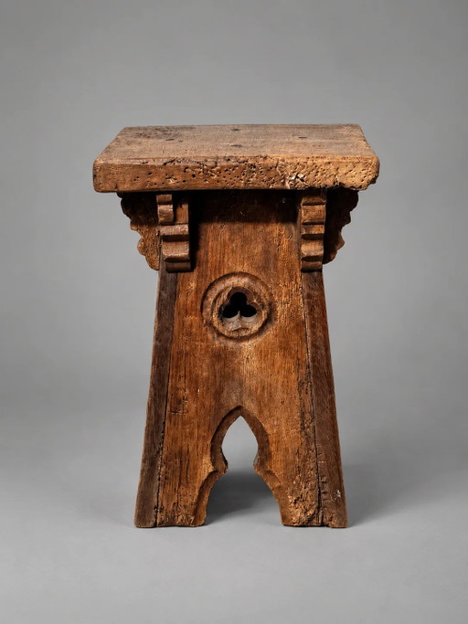 Taburete de madera tallada antiguo estilo neogótico