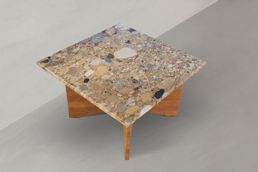 Ceppo Rosso quadrata salontafel, gemaakt van natuursteen en massief eikenhout.