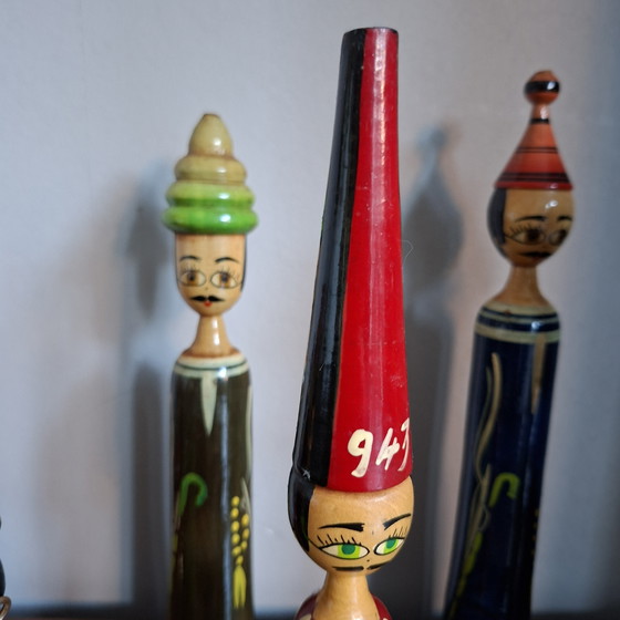 Image 1 of Poupées égyptiennes vintage en bois sur fuseau des années 70. 19 pièces.