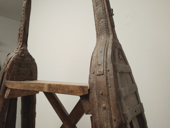 Image 1 of Estantería antigua india de madera de teca, hecha con madera de carreta de bueyes: pieza única.