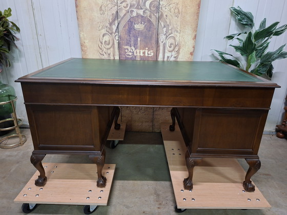 Image 1 of Antiek Chippendale-stijl directiebureau schrijftafel, desk met een groen lederen bovenbladafm: 152x92m en 78cm hoog.

